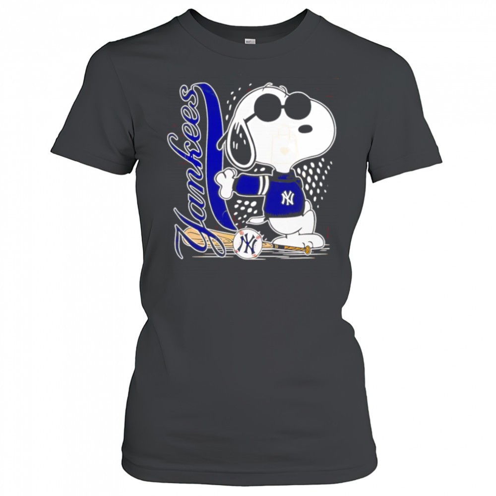 new-york-yankees-snoopy-pose-shirt-ip056pfb New York Yankees Snoopy pose shirt
