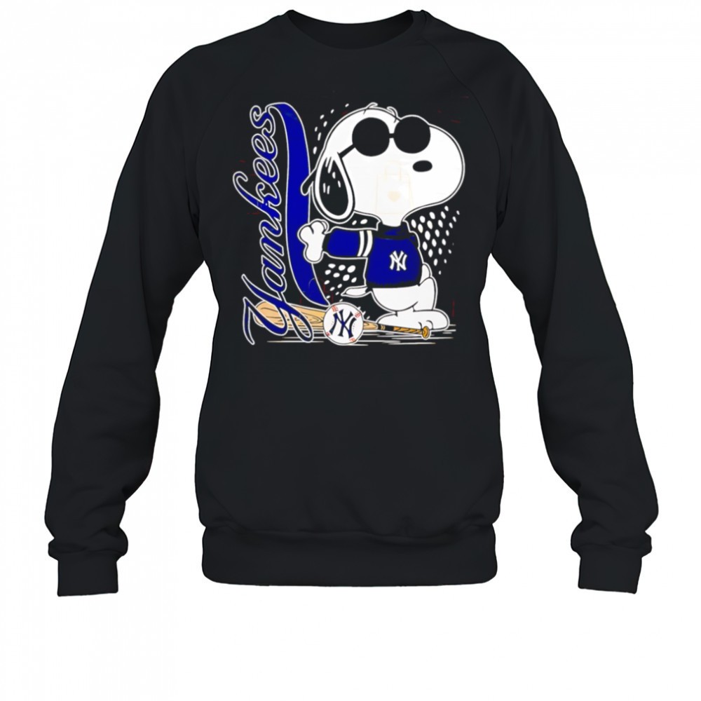 new-york-yankees-snoopy-pose-shirt-ip056pfb New York Yankees Snoopy pose shirt