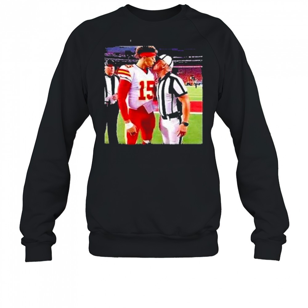 patrick-mahomes-kissing-nfl-referee-shirt-8tvdlht8 Patrick Mahomes Kissing Nfl Referee Shirt