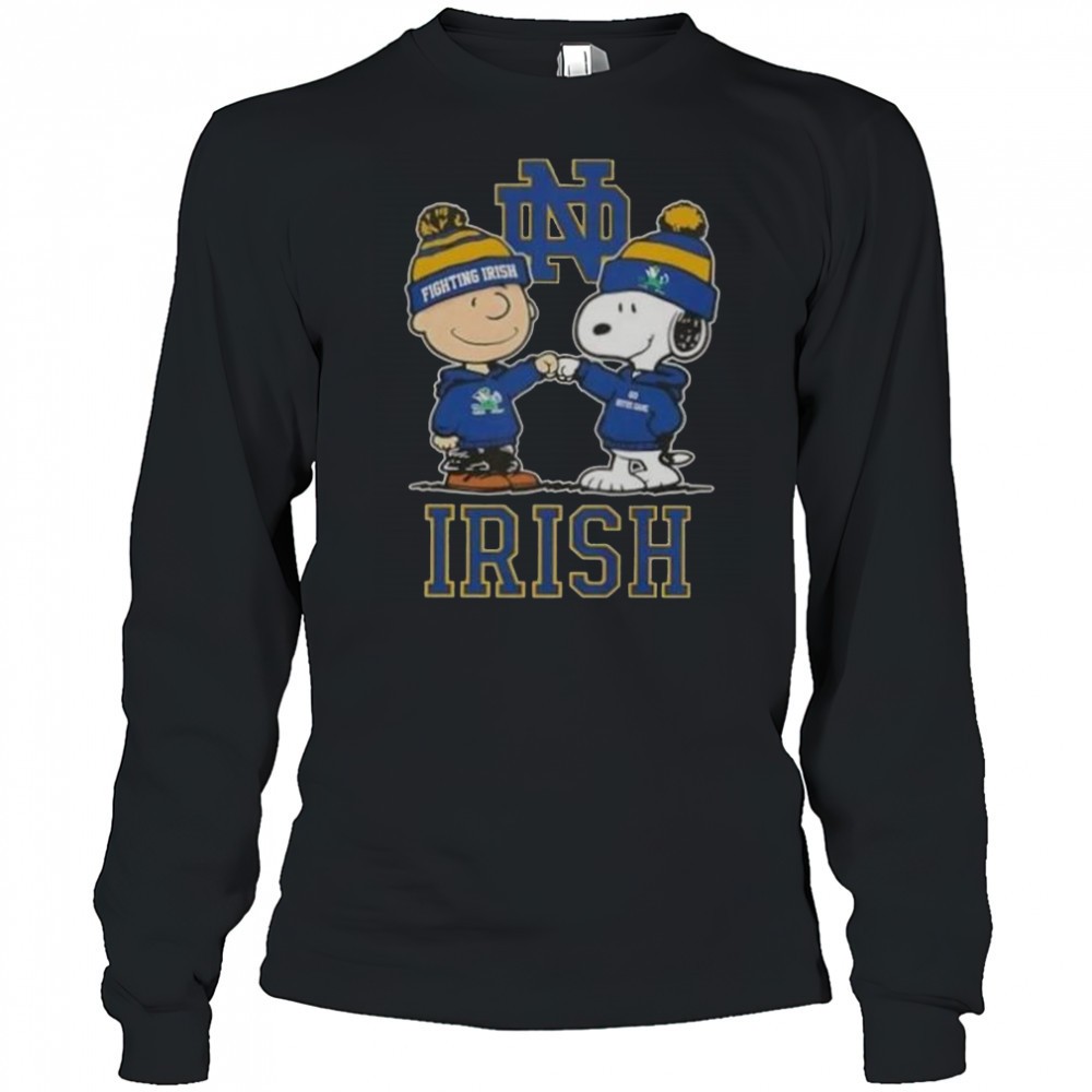 snoopy-and-charlie-brown-notre-dame-fighting-irish-football-skyline-t-shirt-10hac2la Snoopy And Charlie Brown Notre Dame Fighting Irish Football Skyline T-Shirt
