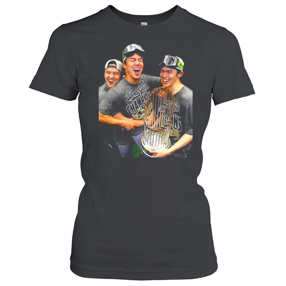yoshinobu-yamamoto-roki-sasaki-shohei-ohtani-world-series-champions-2025-celebra-e6kifvz2 Yoshinobu Yamamoto Rōki Sasaki Shohei Ohtani World Series Champions 2025 celebration shirt