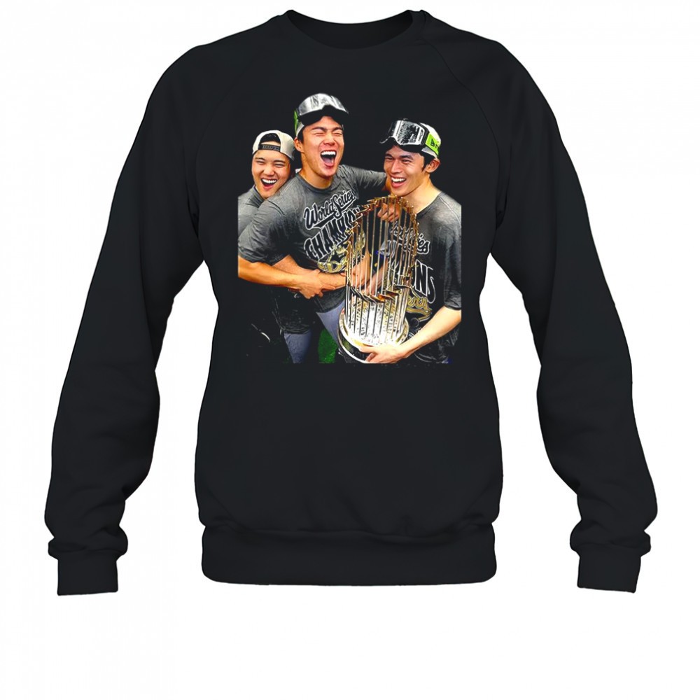 yoshinobu-yamamoto-roki-sasaki-shohei-ohtani-world-series-champions-2025-celebra-e6kifvz2 Yoshinobu Yamamoto Rōki Sasaki Shohei Ohtani World Series Champions 2025 celebration shirt